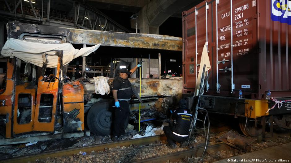 Batida entre ônibus e trem deixa oito mortos na Tailândia