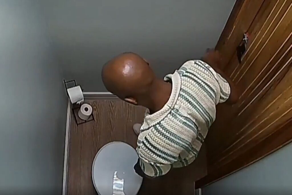 Casa do Patrão expõe participante urinando e gera polêmica na web. Veja o vídeo