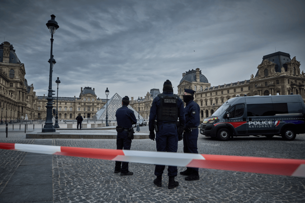 Roubo milionário ao Louvre vai virar filme e série documental
