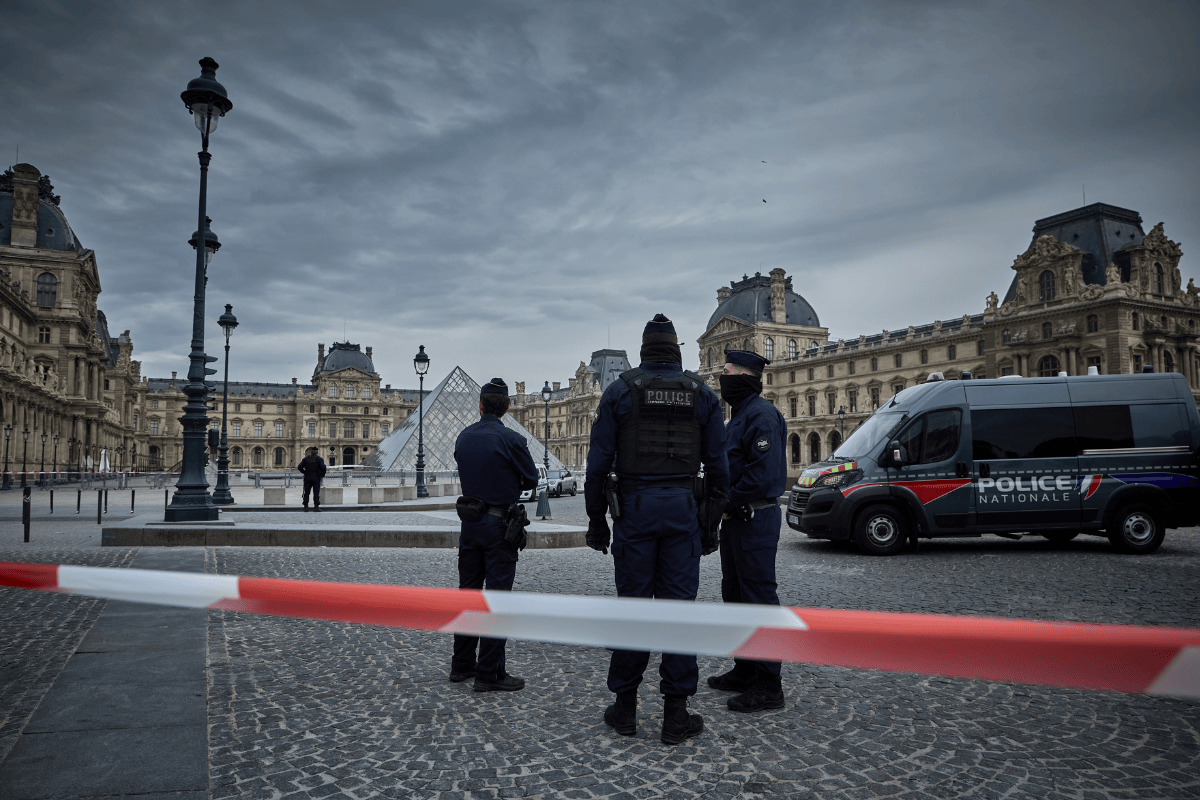 Roubo milionário ao Louvre vai virar filme e série documental