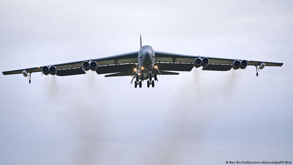 Bombardeiro B-52 cai em solo americano logo após decolar