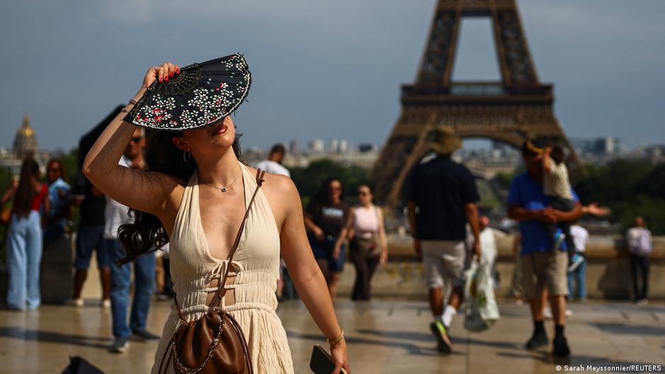 Sufocada por calor extremo, Paris proíbe consumo de álcool