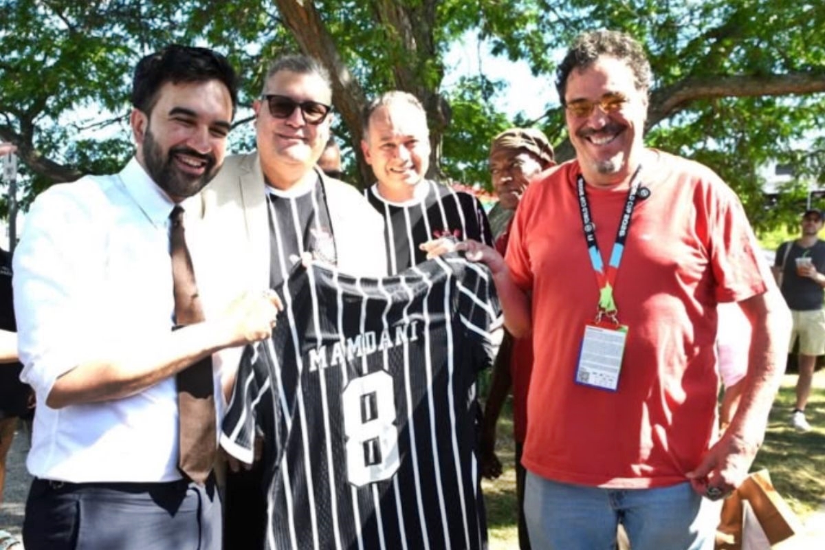 Prefeito de NY ganha manto do Corinthians por citar ídolos brasileiros
