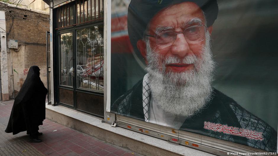 Irã transforma funeral de Khamenei em demonstração de poder