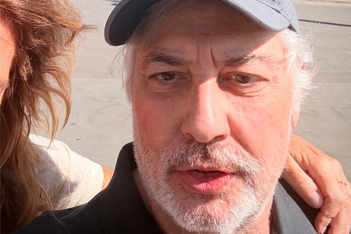 Voltaram? Viúvo de Rita Lee aparece com ex-namorada em Paris