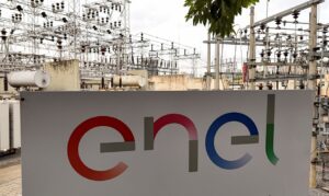 Enel Brasil Sofre Rebaixamento de Rating por Incerteza sobre Concessão de Distribuição