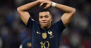 Mbappé: O Capitão do Futebol e dos Negócios